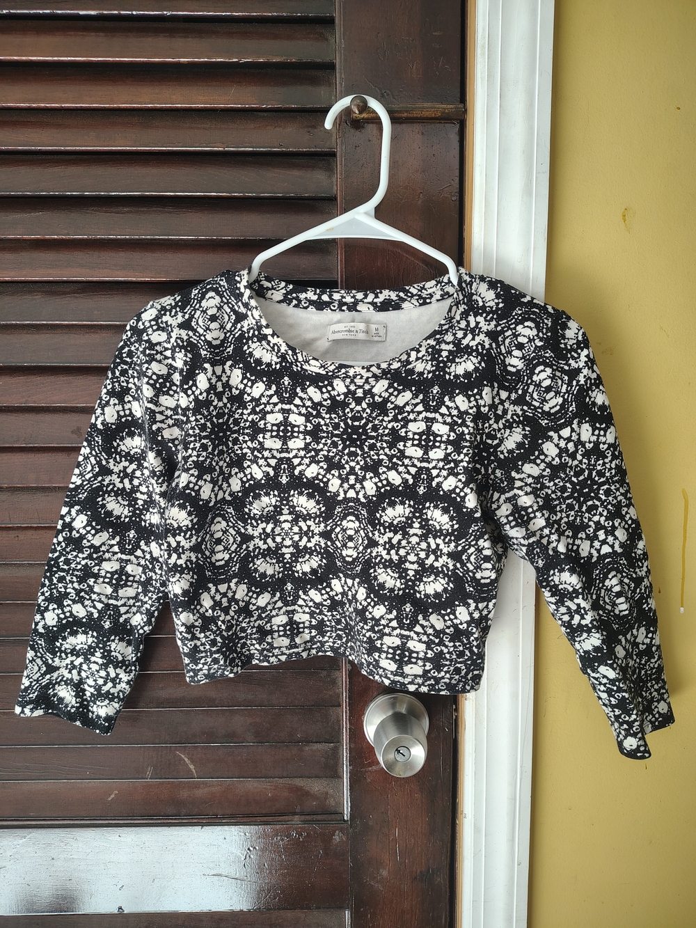 Abercrombie & Fitch Black and White Printed Cropped Sweatshirt